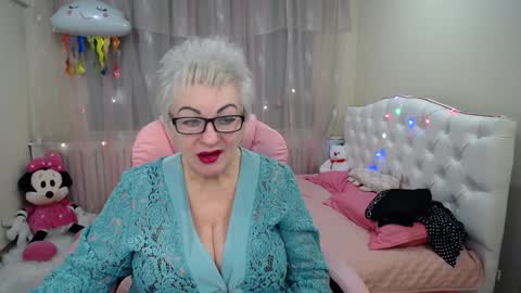 Snapshot of kaylesmoll chatting on January 22, 7:45 pm kaylesmoll online show from January 22, 7:45 pm