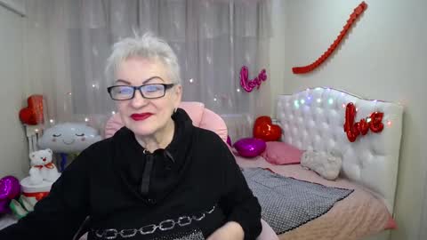 Snapshot of kaylesmoll chatting on February 12, 5:58 am kaylesmoll online show from February 12, 5:58 am