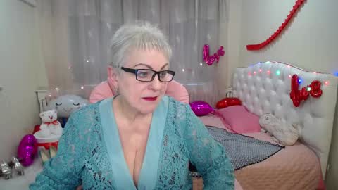 Snapshot of kaylesmoll chatting on March 6, 5:57 am kaylesmoll online show from March 6, 5:57 am