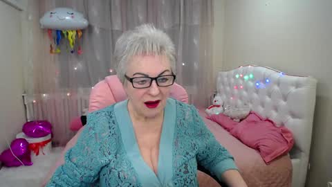 Snapshot of kaylesmoll chatting on January 29, 7:11 pm kaylesmoll online show from January 29, 7:11 pm