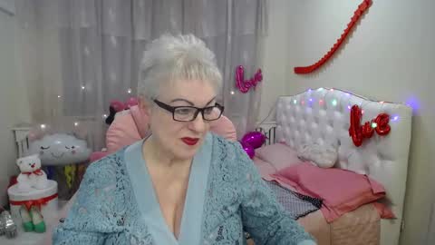 Snapshot of kaylesmoll chatting on March 12, 8:20 pm kaylesmoll online show from March 12, 8:20 pm