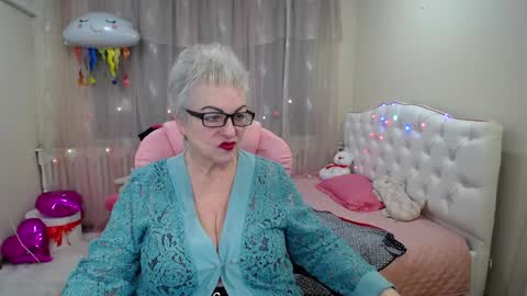 Snapshot of kaylesmoll chatting on January 29, 6:01 am kaylesmoll online show from January 29, 6:01 am