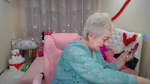 Snapshot of kaylesmoll chatting on February 2, 7:25 pm kaylesmoll online show from February 2, 7:25 pm