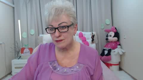 kaylesmoll online show from April 1, 6:38 pm