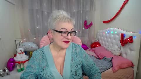 Snapshot of kaylesmoll chatting on March 7, 8:00 pm kaylesmoll online show from March 7, 8:00 pm