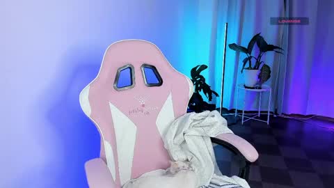 Kendall online show from April 13, 8:42 pm