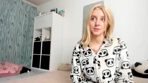 Kenzie online show from October 6, 8:02 pm