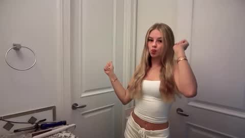 kenziesmithh online show from October 3, 9:20 pm