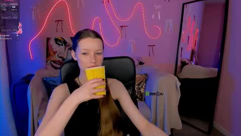 khloebeauty online show from March 26, 8:43 pm