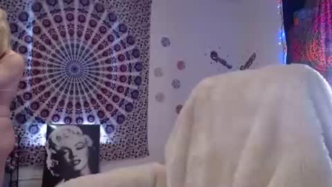 KELLYWILDNNOUT online show from February 24, 7:41 pm