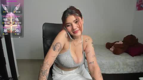 Snapshot of kiara_and_evelyn chatting on March 6, 9:09 pm Evelyn online show from March 6, 9:09 pm