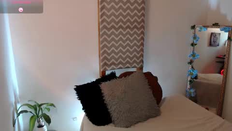 Kiara Bermont online show from December 13, 7:53 pm