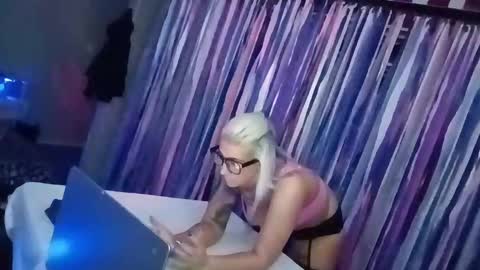 kikilovespartylights online show from February 28, 9:25 am