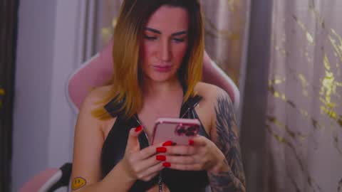 KimSkye online show from February 7, 10:30 pm