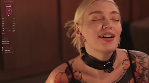 Snapshot of kinkylina_ chatting on March 8, 10:13 pm kinkylina_ online show from March 8, 10:13 pm