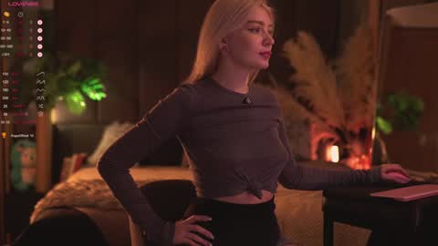 Snapshot of kinkylina_ chatting on December 8, 8:41 am kinkylina_ online show from December 8, 8:41 am