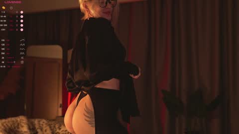 Snapshot of kinkylina_ chatting on December 12, 8:57 am kinkylina_ online show from December 12, 8:57 am