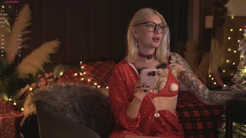 Snapshot of kinkylina_ chatting on December 23, 9:49 am kinkylina_ online show from December 23, 9:49 am