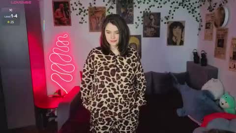 Kira VanKick online show from November 20, 4:30 pm