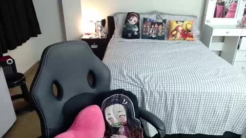 Snapshot of kittykat18x chatting on December 10, 5:39 am Isabel online show from December 10, 5:39 am
