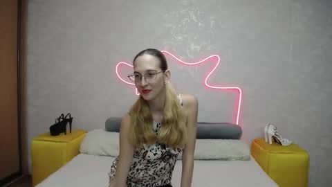 Snapshot of klaryevans chatting on October 15, 7:22 am Klary online show from October 15, 7:22 am