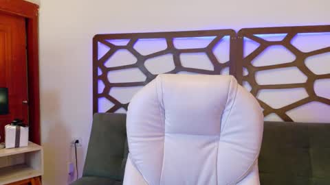 kloe_bella online show from December 3, 6:54 pm