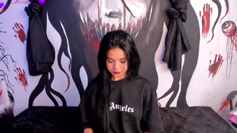 Snapshot of kylie_foxx1 chatting on December 10, 1:00 pm submissive demon Please help me to reach 500 thumbs up online show from December 10, 1:00 pm