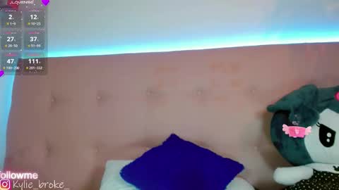 Snapshot of kylie_hottt_ chatting on October 12, 1:52 am k ylie online show from October 12, 1:52 am