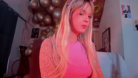 Snapshot of kyliekandy chatting on February 20, 10:59 pm online show from February 20, 10:59 pm