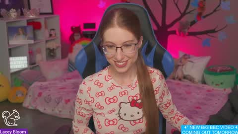 Lacey Bloom online show from February 6, 2:33 am