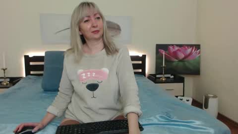 Snapshot of lady_milf_hot chatting on February 8, 4:04 pm Sofi online show from February 8, 4:04 pm
