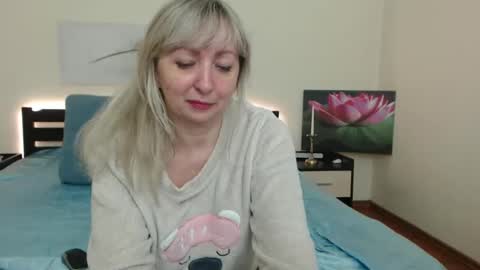 Snapshot of lady_milf_hot chatting on December 10, 4:49 pm Sofi online show from December 10, 4:49 pm