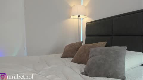 Snapshot of lady_ni chatting on December 17, 12:33 pm 700 1300 -5 online show from December 17, 12:33 pm