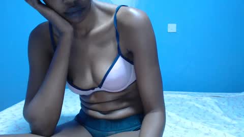 Snapshot of ladyqeeen chatting on February 11, 2:13 pm ladyqeeen online show from February 11, 2:13 pm