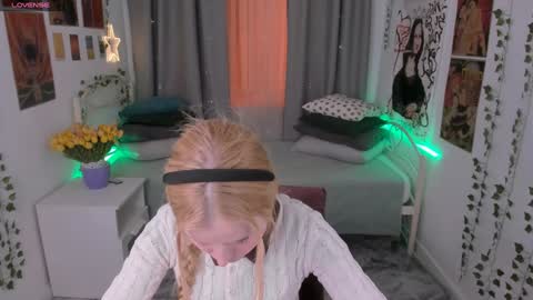 Snapshot of laly_peach chatting on February 4, 3:47 pm Laly online show from February 4, 3:47 pm
