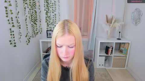 Snapshot of laly_peach chatting on October 1, 11:26 am Laly online show from October 1, 11:26 am