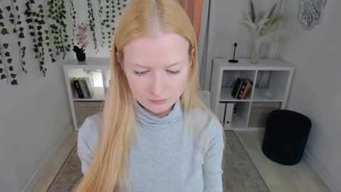 Laly online show from November 30, 5:28 pm