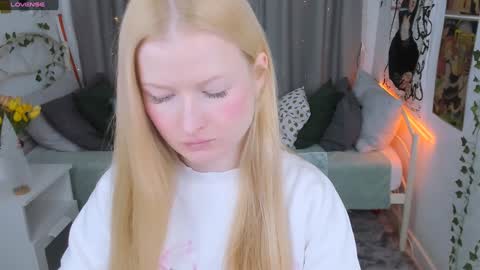 Snapshot of laly_peach chatting on January 3, 4:16 pm Laly online show from January 3, 4:16 pm