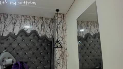 Snapshot of larissa01_ chatting on January 25, 2:37 am Lari online show from January 25, 2:37 am
