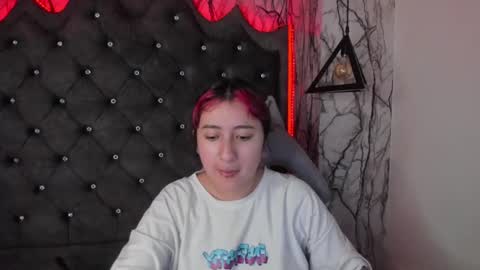 Snapshot of larissa01_ chatting on February 7, 2:40 am Lari online show from February 7, 2:40 am
