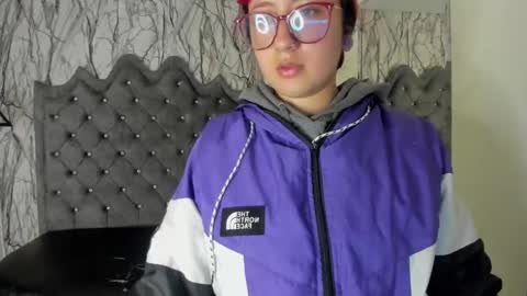 Snapshot of larissa01_ chatting on December 26, 2:12 am Lari online show from December 26, 2:12 am