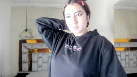 Snapshot of larissa01_ chatting on February 21, 3:45 am Lari online show from February 21, 3:45 am