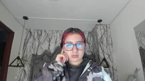 Snapshot of larissa01_ chatting on February 18, 1:54 am Lari online show from February 18, 1:54 am
