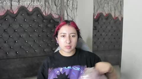 Snapshot of larissa01_ chatting on January 27, 2:42 am Lari online show from January 27, 2:42 am