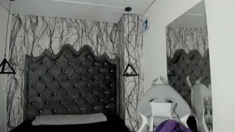 Snapshot of larissa01_ chatting on December 22, 2:39 am Lari online show from December 22, 2:39 am