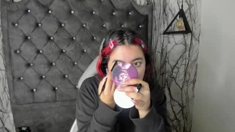 Snapshot of larissa01_ chatting on February 16, 2:43 am Lari online show from February 16, 2:43 am