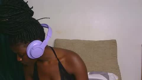 latiffaah_xx online show from April 13, 4:19 pm