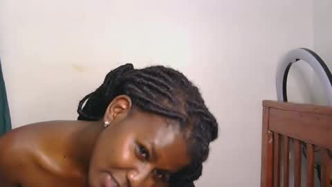 latiffaah_xx online show from April 18, 7:07 pm