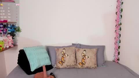 laura1__ online show from April 5, 11:15 pm