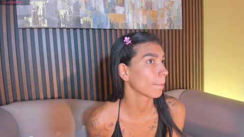 Snapshot of laura_aristizabal_19 chatting on October 19, 1:46 pm Laura online show from October 19, 1:46 pm